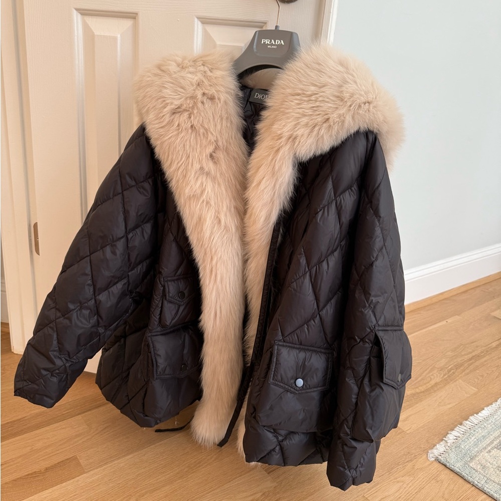 Diomi Black Quilted Puffer Jacket with Cream fox Fur Trim